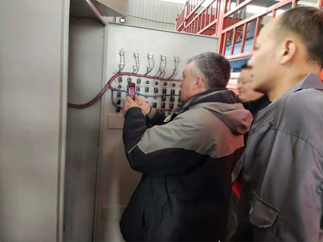 俄羅斯客戶(hù)參觀拋丸機(jī)設(shè)備 俄羅斯客戶(hù)參觀拋丸機(jī)設(shè)備