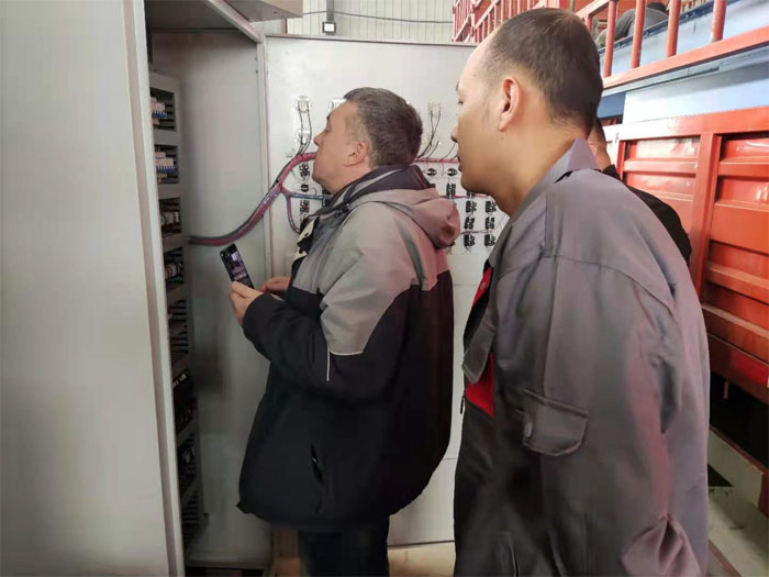 俄羅斯用戶正在參觀拋丸機(jī)的電控箱 俄羅斯用戶正在參觀拋丸機(jī)的電控箱