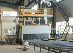 濟(jì)南鋼板預(yù)處理生產(chǎn)線(xiàn)安裝現(xiàn)場(chǎng)，包括拋丸機(jī)、噴漆室、烘干室等